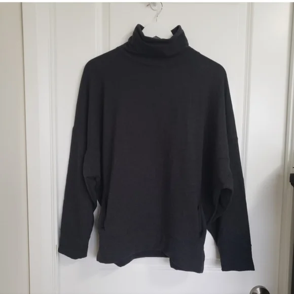 Aritzia Babaton The Group Black Oversized Turtleneck Sweater Sz 2 Medium - Picture 2 of 5